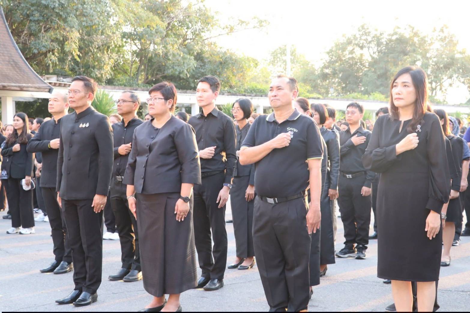 title - ผู้อำนวยการศูนย์ส่งเสริมและพัฒนาอาชีพเสริมนอกภาคการเกษตร ร่วมกิจกรรมแสดงความอาลัยและแสดงความจงรักภักดีสมเด็จพระนางเจ้าสิริกิต์ พระบรมราชินีนาถ พระบรมราชชนนีพันปีหลวง โครงการหนึ่งความดี ล้านความรัก ภูมิใจพรรคพระพันปีหลวง ณ ศาลาพระมิ่งขวัญ ศูนย์ส่งเสริมและพัฒนาอาชีพเสริมนอกภาคการเกษตร (ศูนย์ศิลปาชีพบางไทรฯ (เดิม))